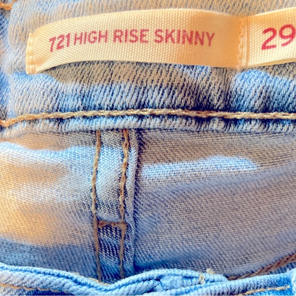 Says size 29 but fits like a 27 Women’s 721 High Rise Skinny Levi’s jeans - Picture 4 of 6